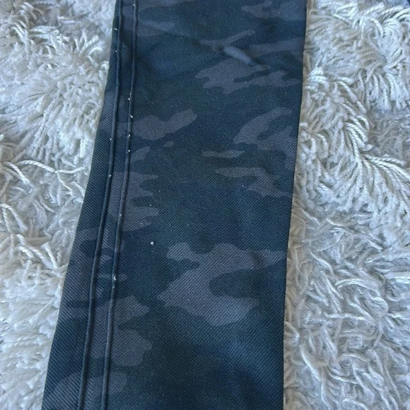 MUST GO Spanx dark camo leggings - Picture 3 of 5